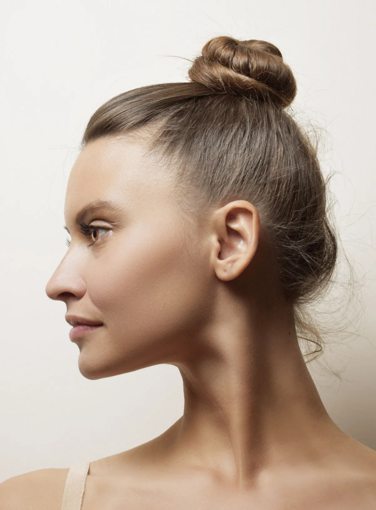 Profil einer Frau mit klassisch gestecktem Haarknoten