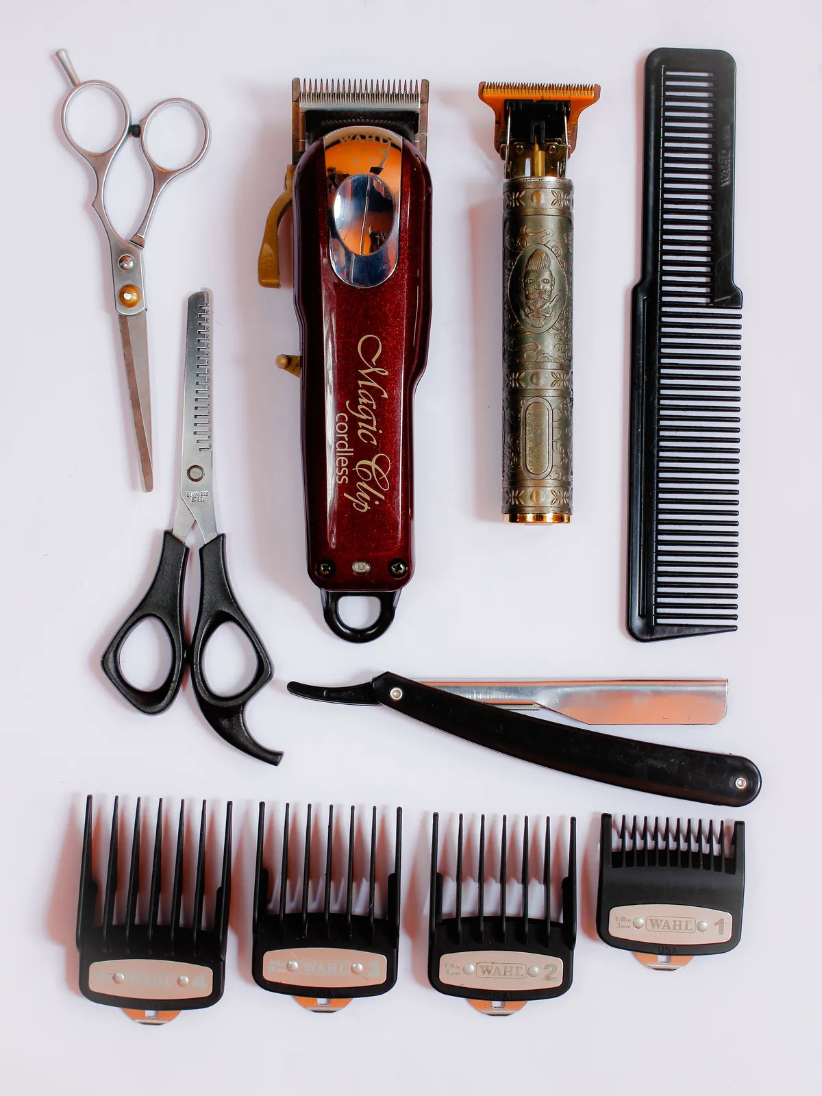 Friseurwerkzeug von oben: Scheren, Haarschneidemaschine, Rasiermesser und Kämme